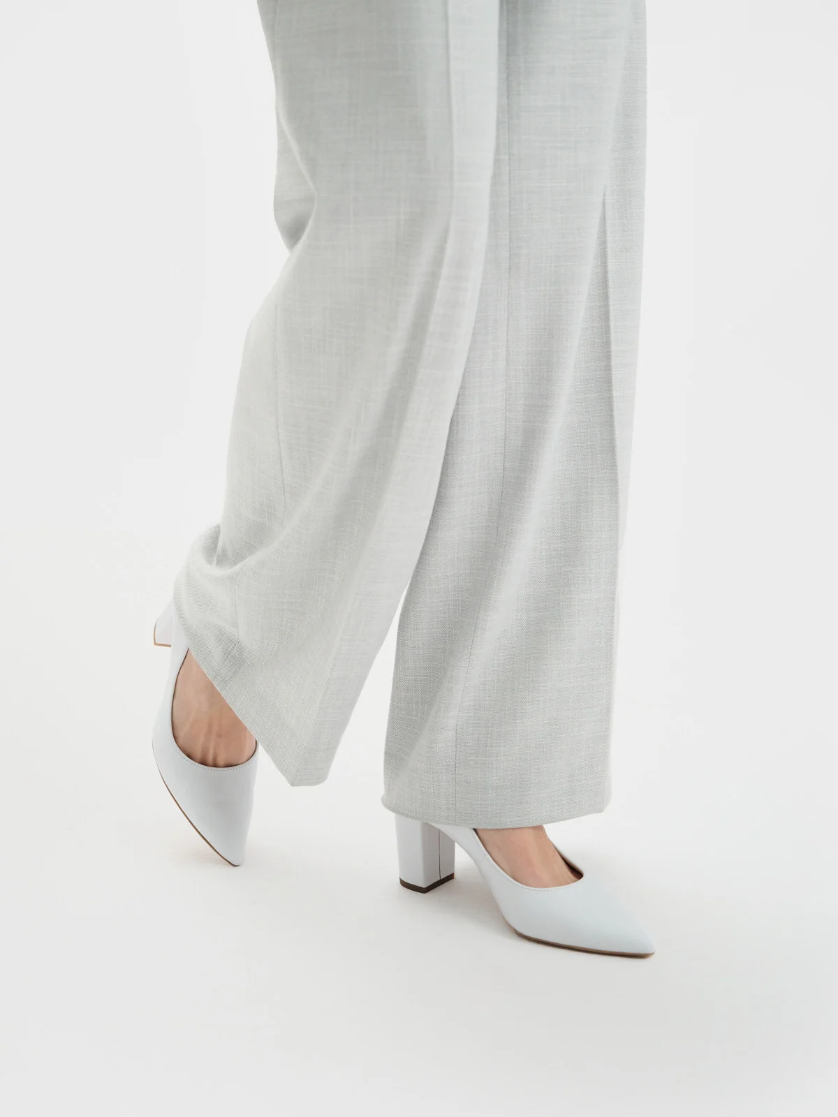 Białe czółenka na słupku