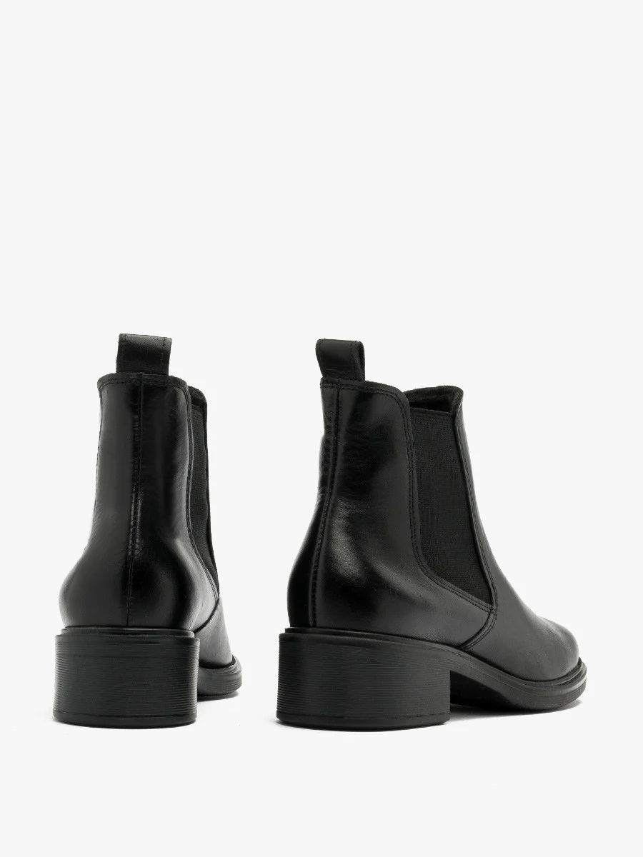 Czarne sztyblety na niskim obcasie