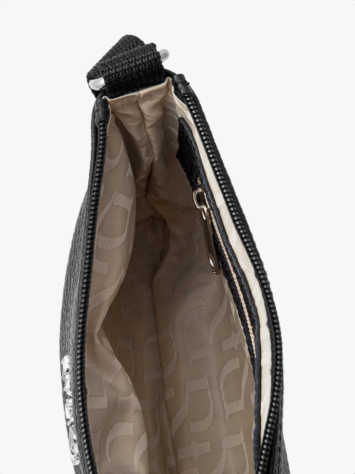 Mała, czarna torebka na pasku z taśmy