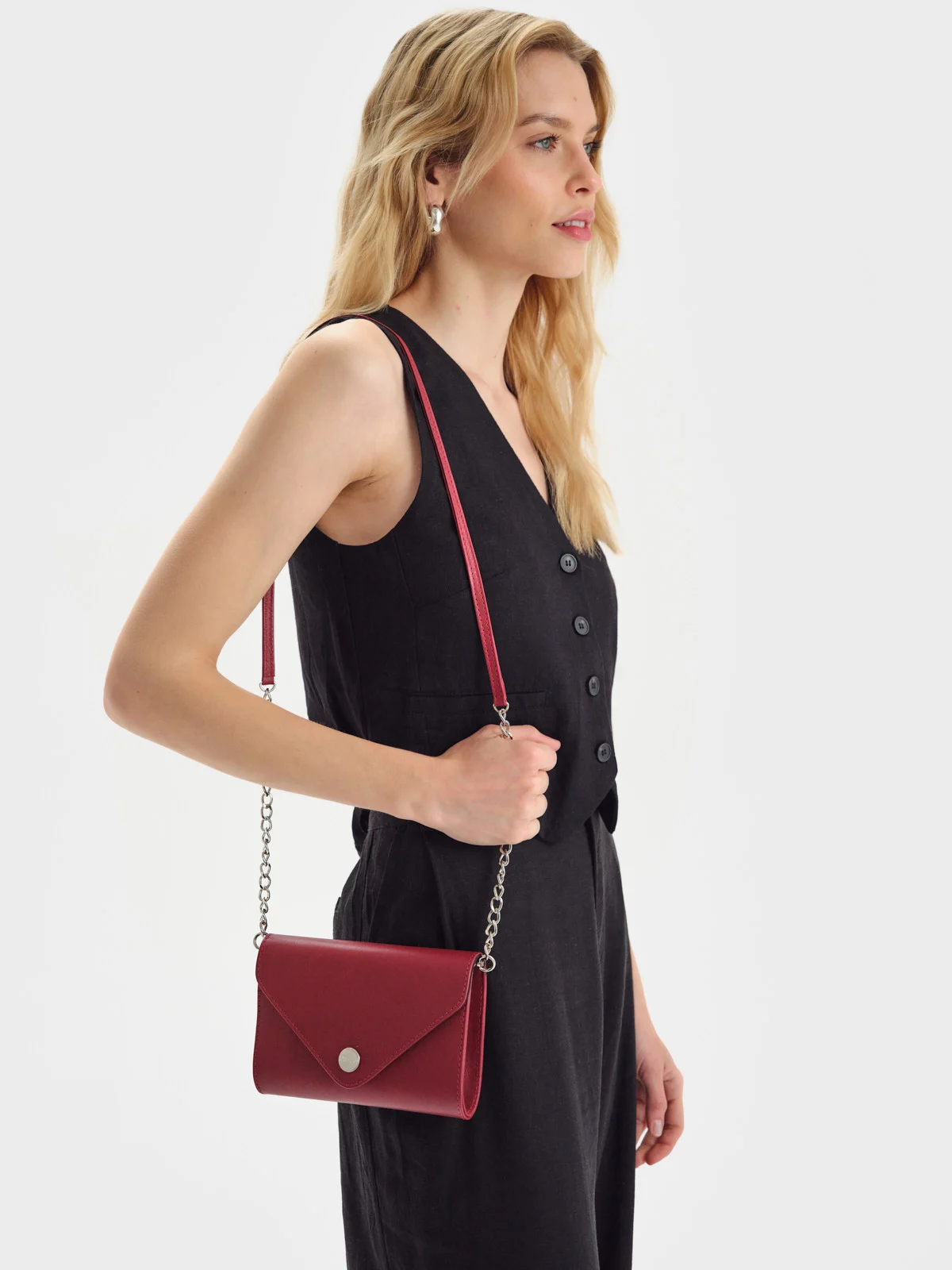 Czerwona torebka kopertówka z łańcuszkowym paskiem