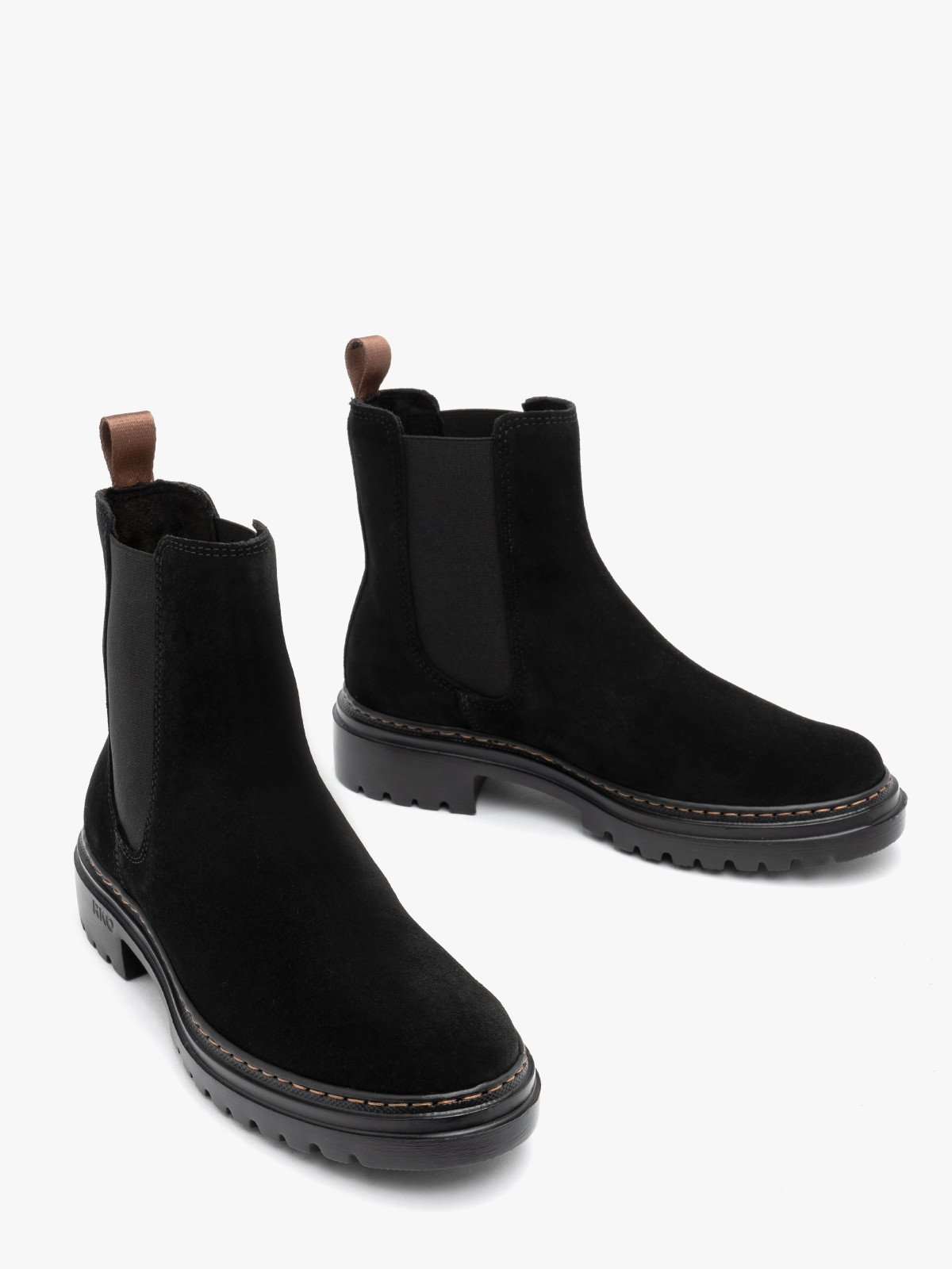 Czarne, welurowe sztyblety na lekkim spodzie