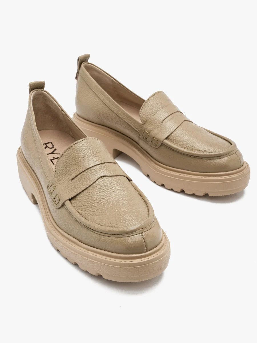 Beżowe mokasyny z ozdobną cholewką