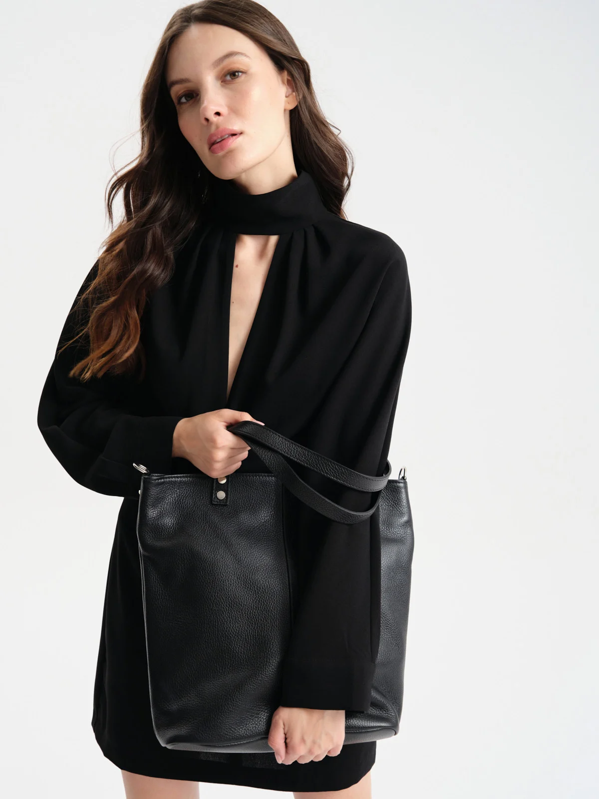 Duża, czarna torebka typu shopperka zapinana na zamek