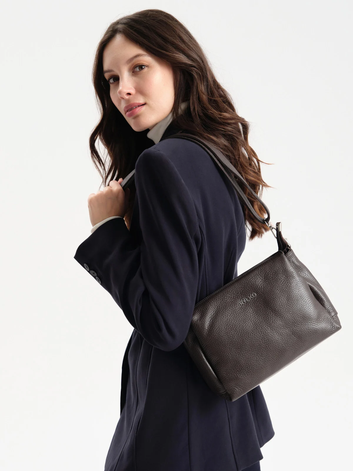 Ciemnobrązowa torebka listonoszka z regulowanym paskiem