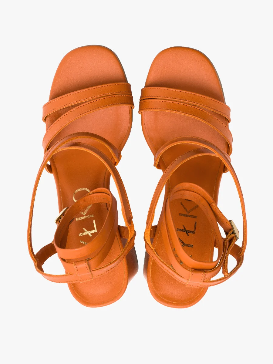 Pomarańczowe sandały na masywnym obcasie