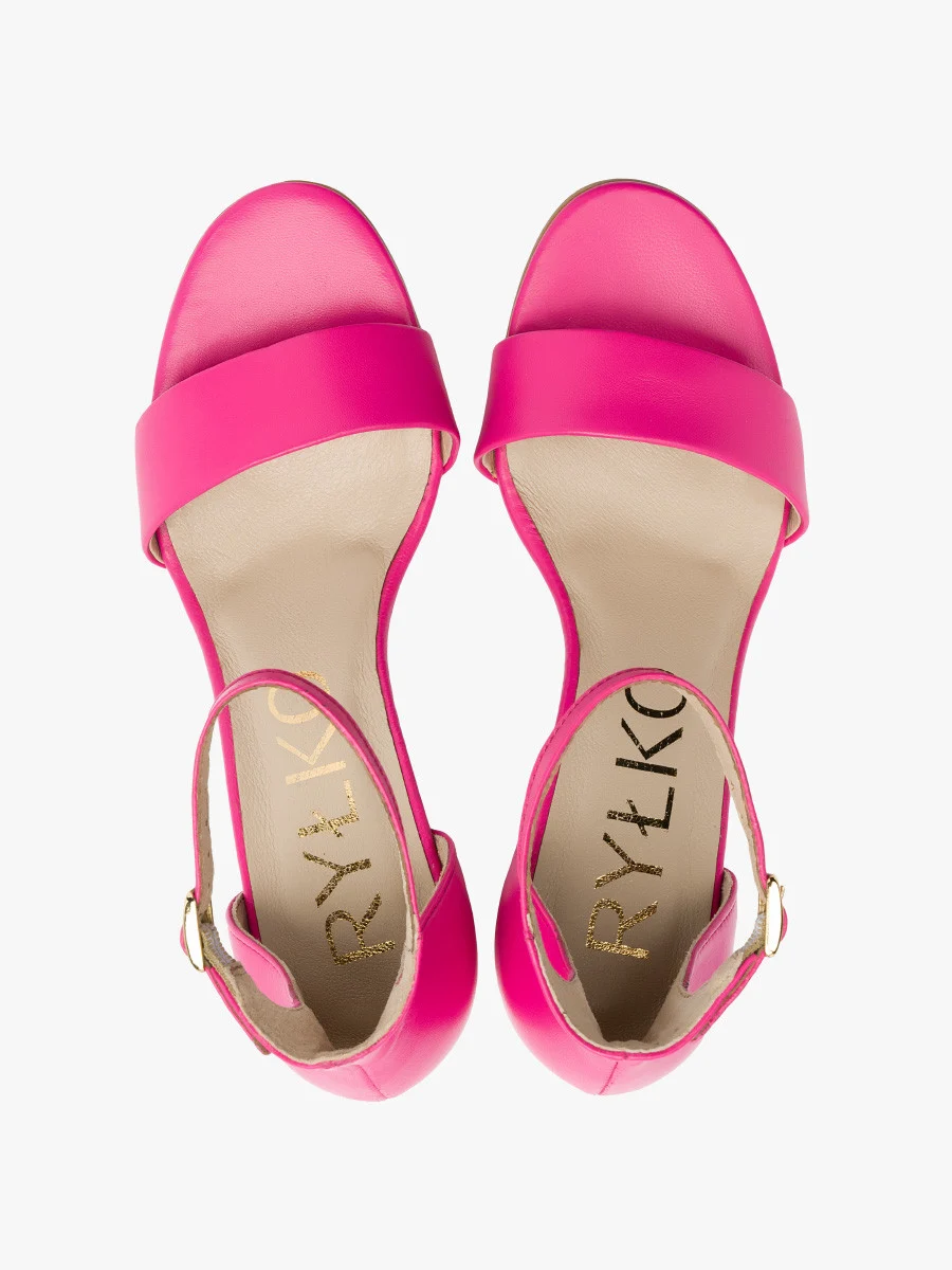 Sandały na słupku w kolorze fuksji