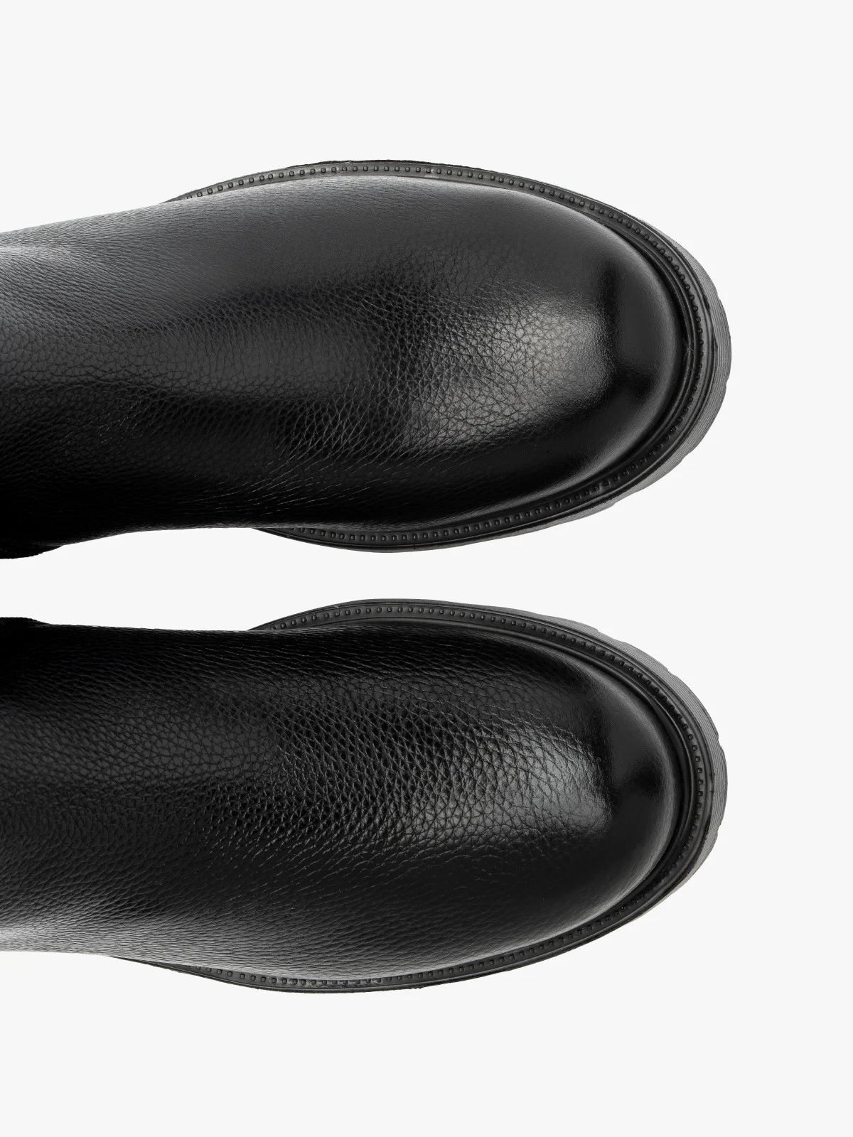 Czarne kozaki z elastyczną cholewką na lekkim spodzie