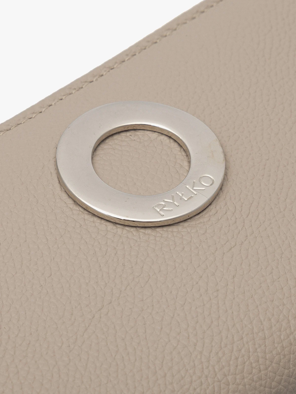 Beżowy portfel damski na zamek