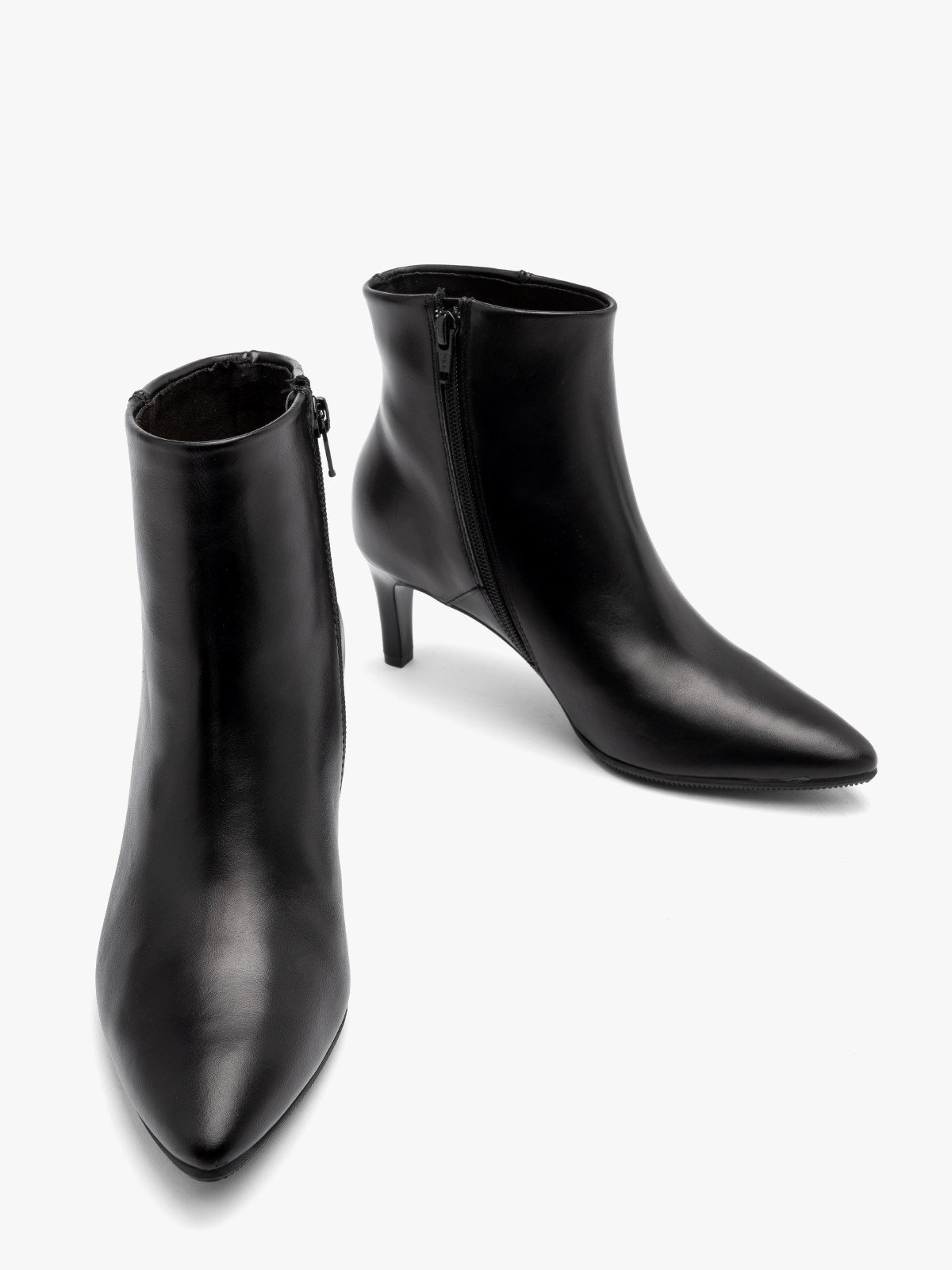 Czarne botki na szpilce z noskiem w szpic