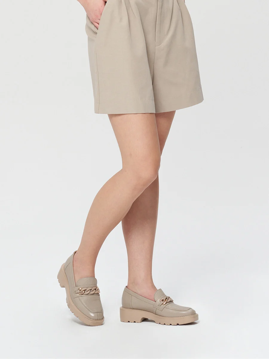 Beżowe mokasyny ze złoto-beżową ozdobą