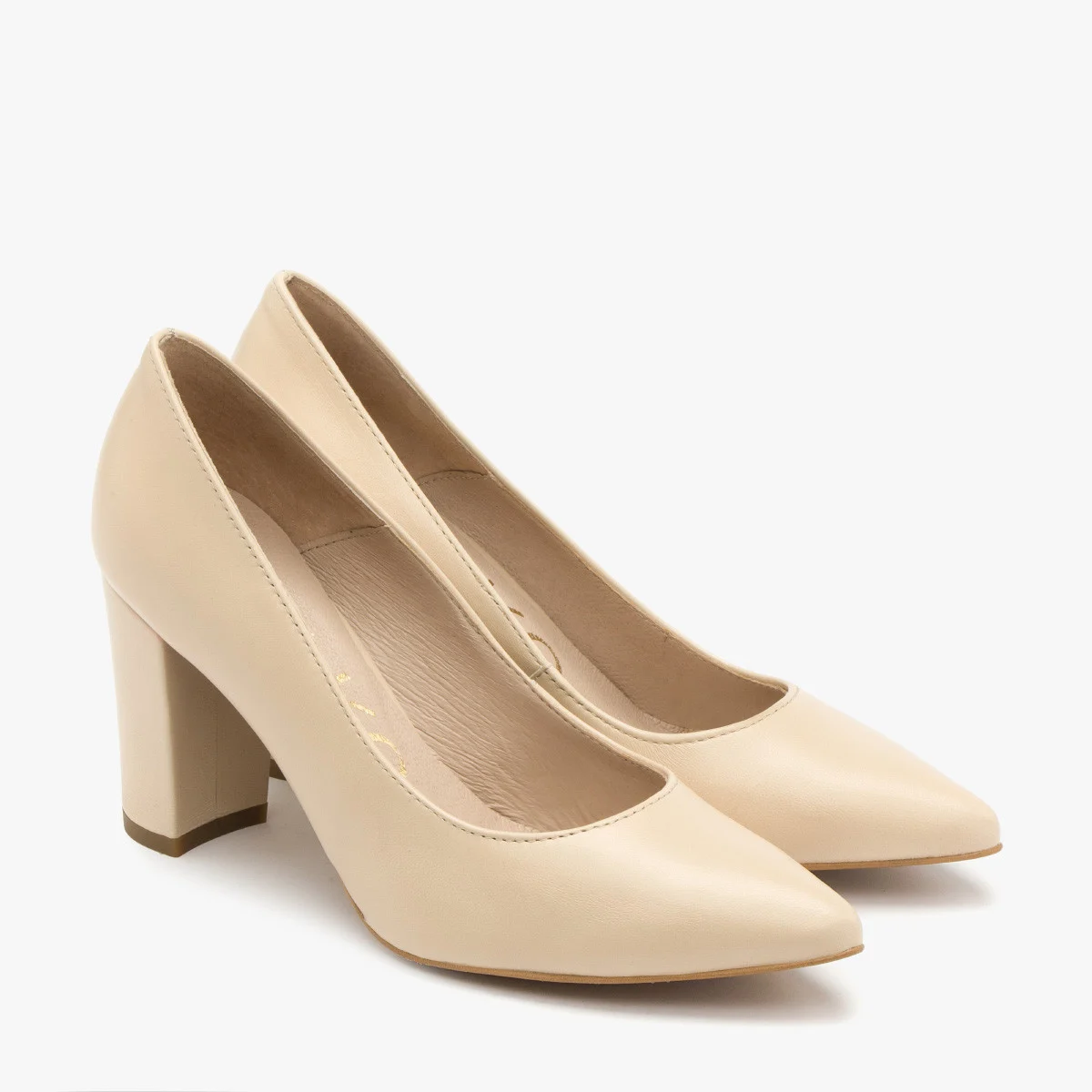 Beżowe czółenka na słupku