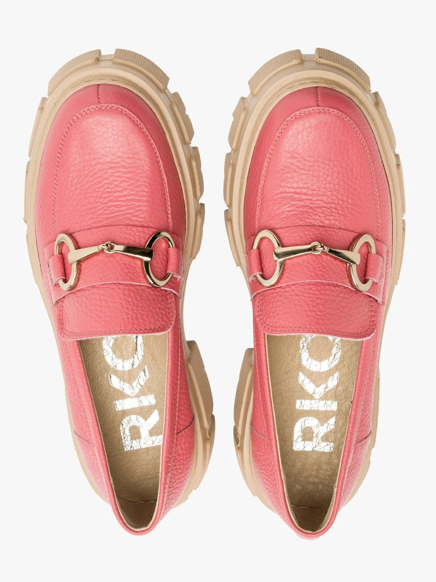 Różowe mokasyny ze złotą ozdobą
