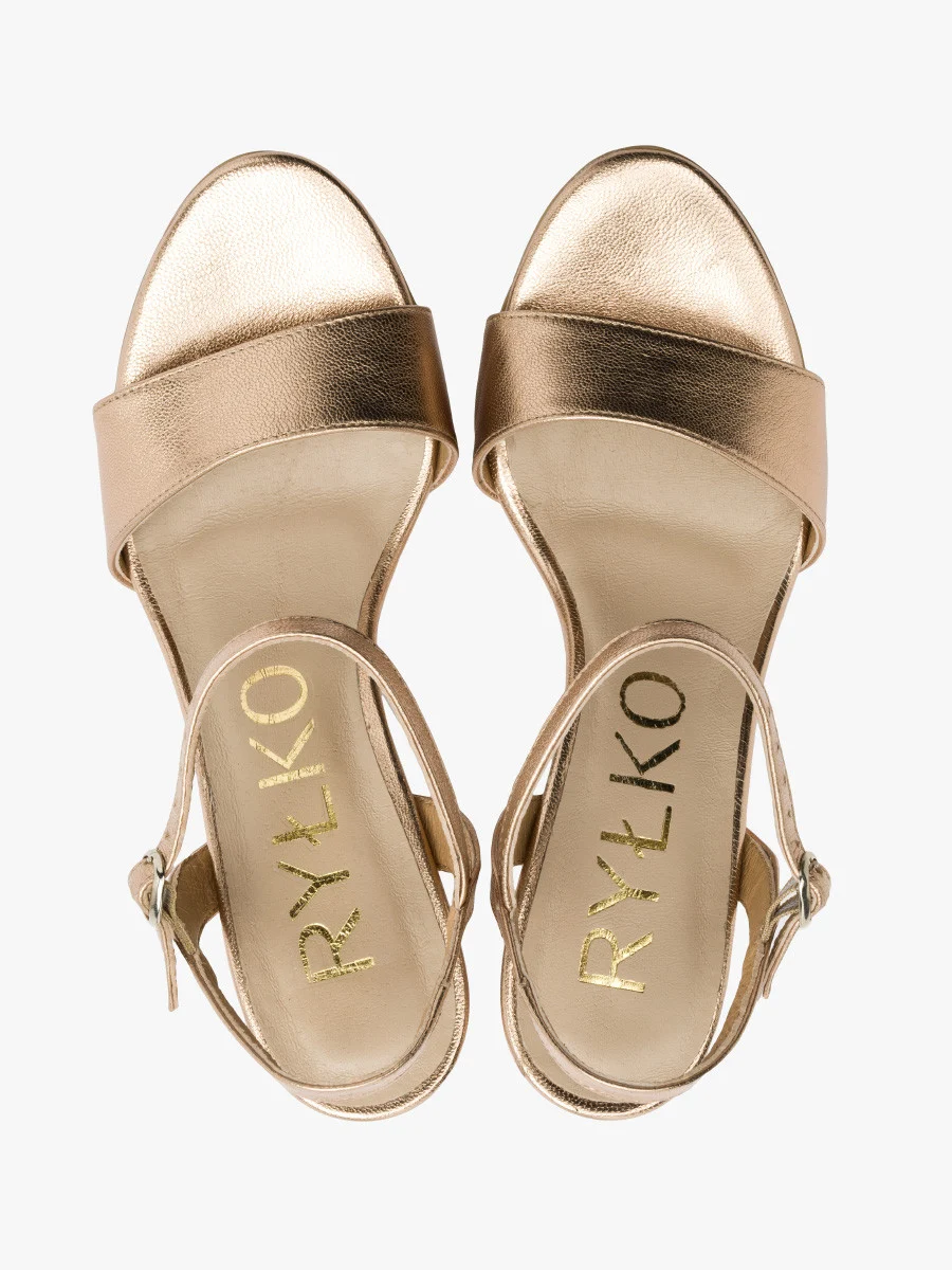 Platynowe sandały na szpilce