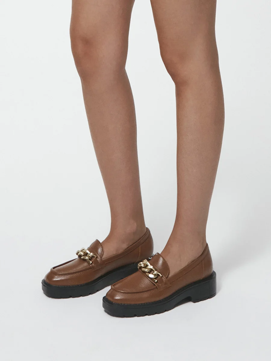 Brązowe mokasyny ze złotym łańcuchem