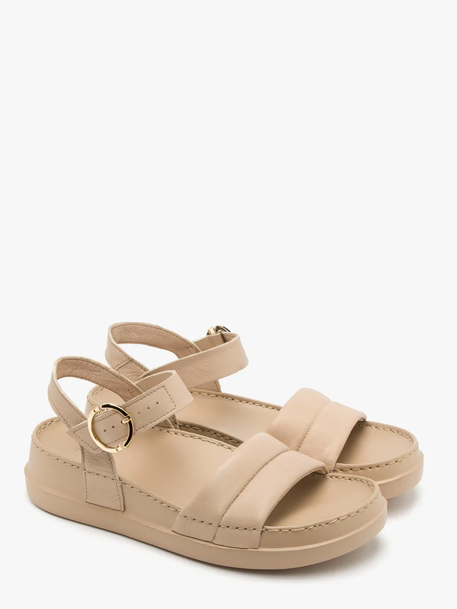 Kremowe sandały ze złotą sprzączką