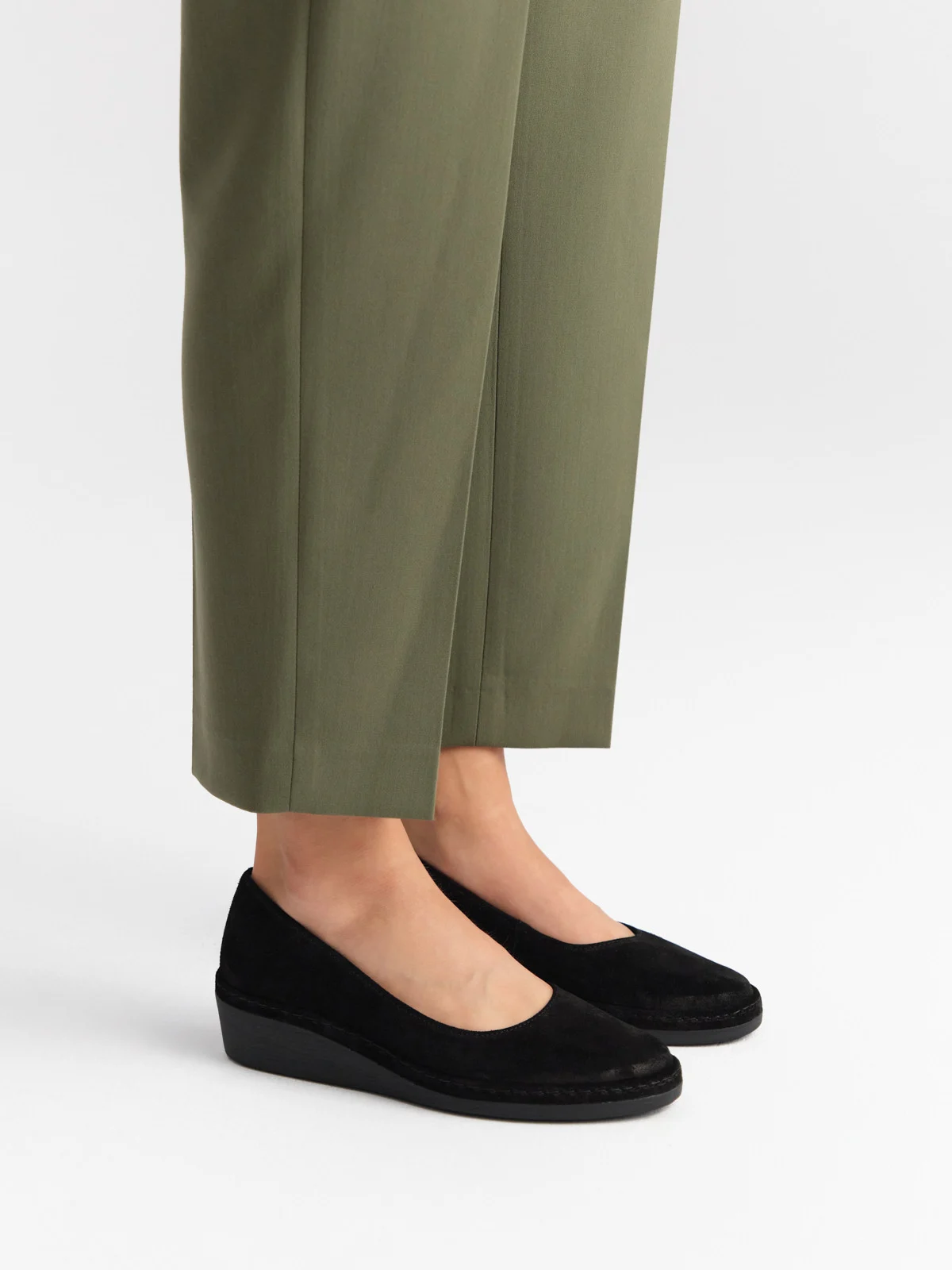 Czarne, welurowe czółenka na platformie