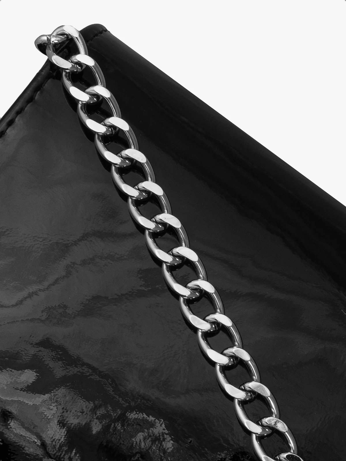 Czarna, lakierowana torebka