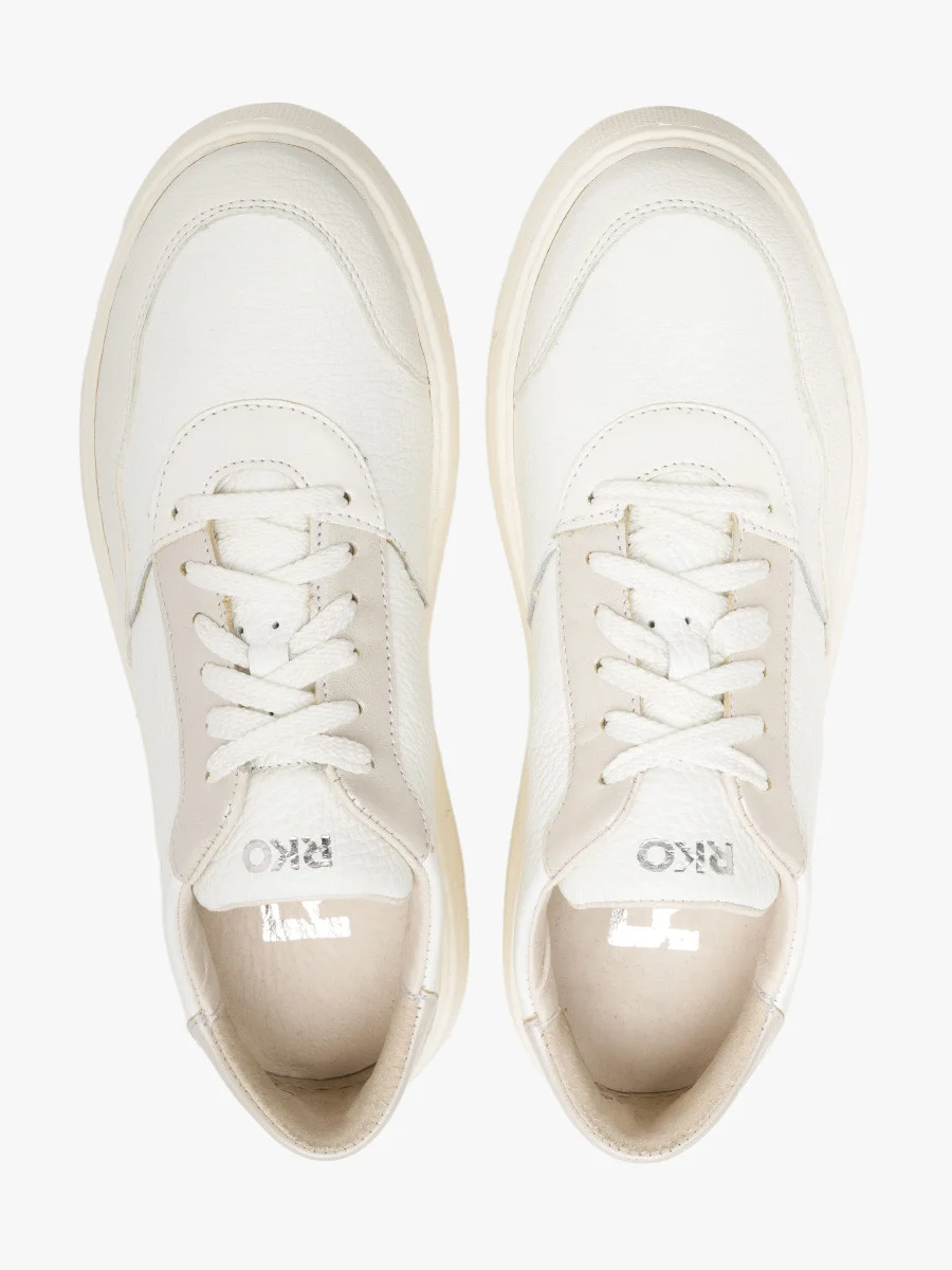 Białe półbuty sportowe z perłowymi detalami