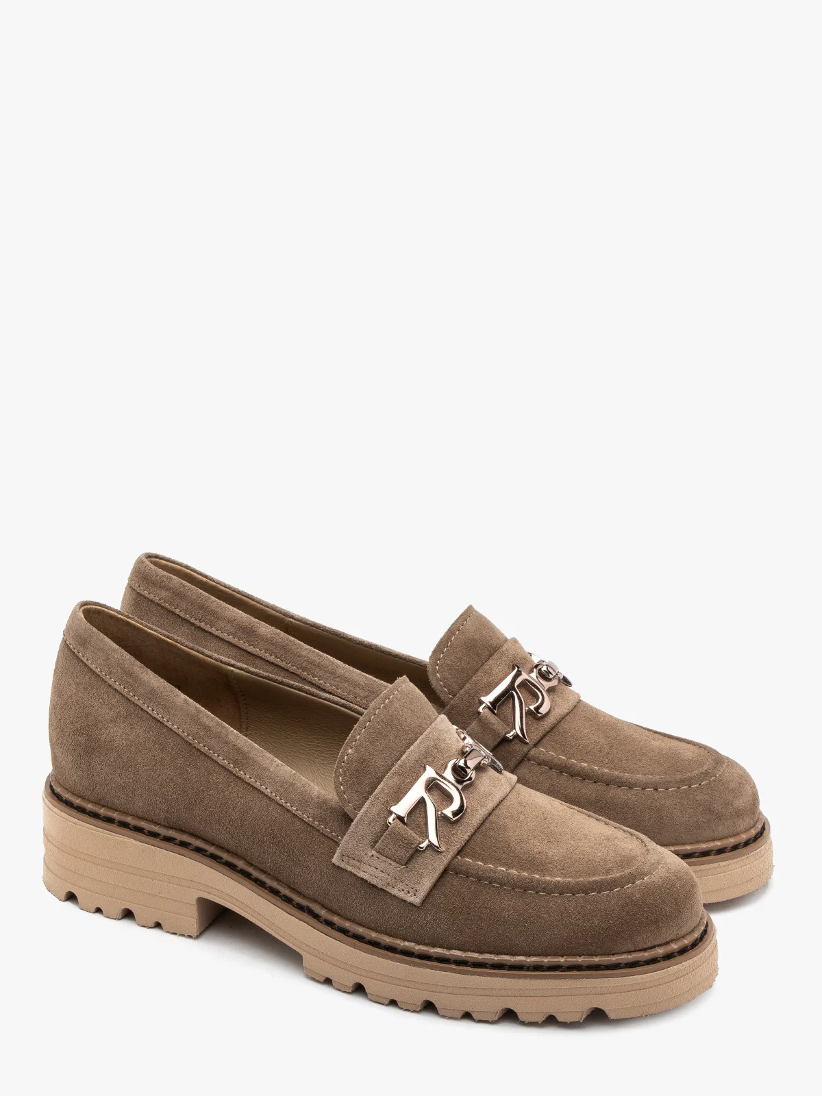 Piaskowy mokasyn z ozdobą na cholewce