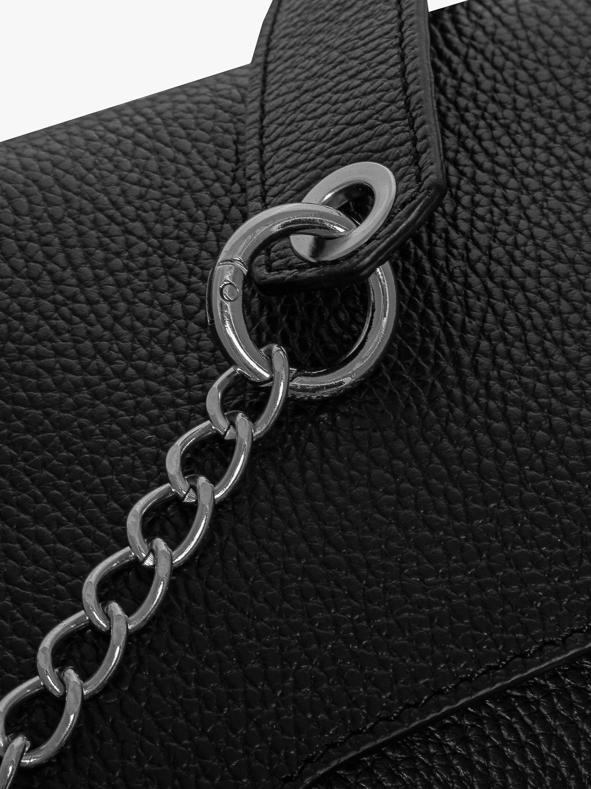 Elegancka, czarna torebka z łańcuszkiem oraz wygodną rączką