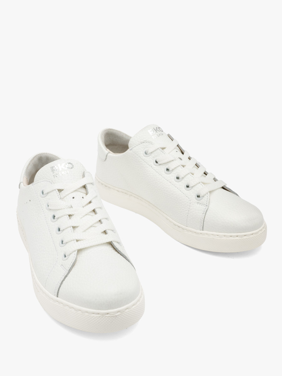 Białe półbuty sportowe na lekkim spodzie