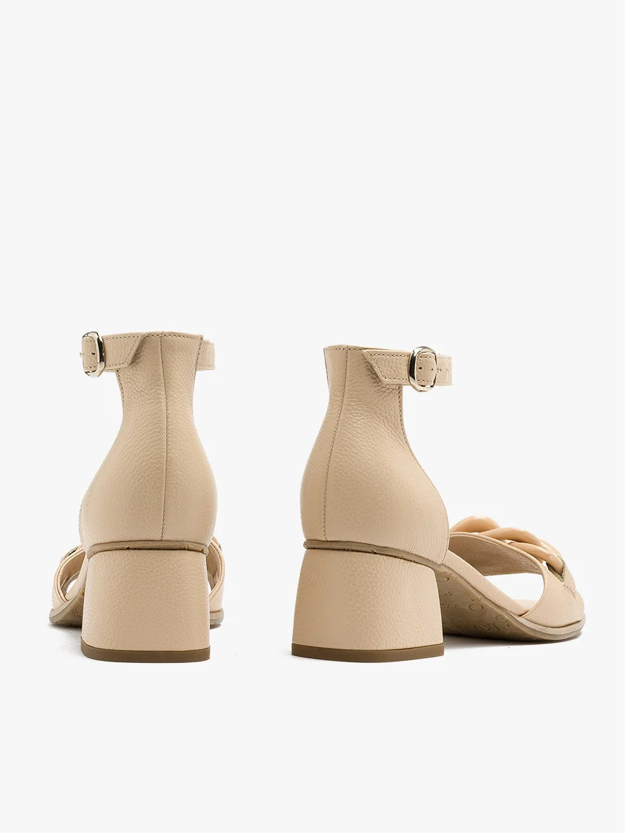 Beżowe sandały z masywną ozdobą