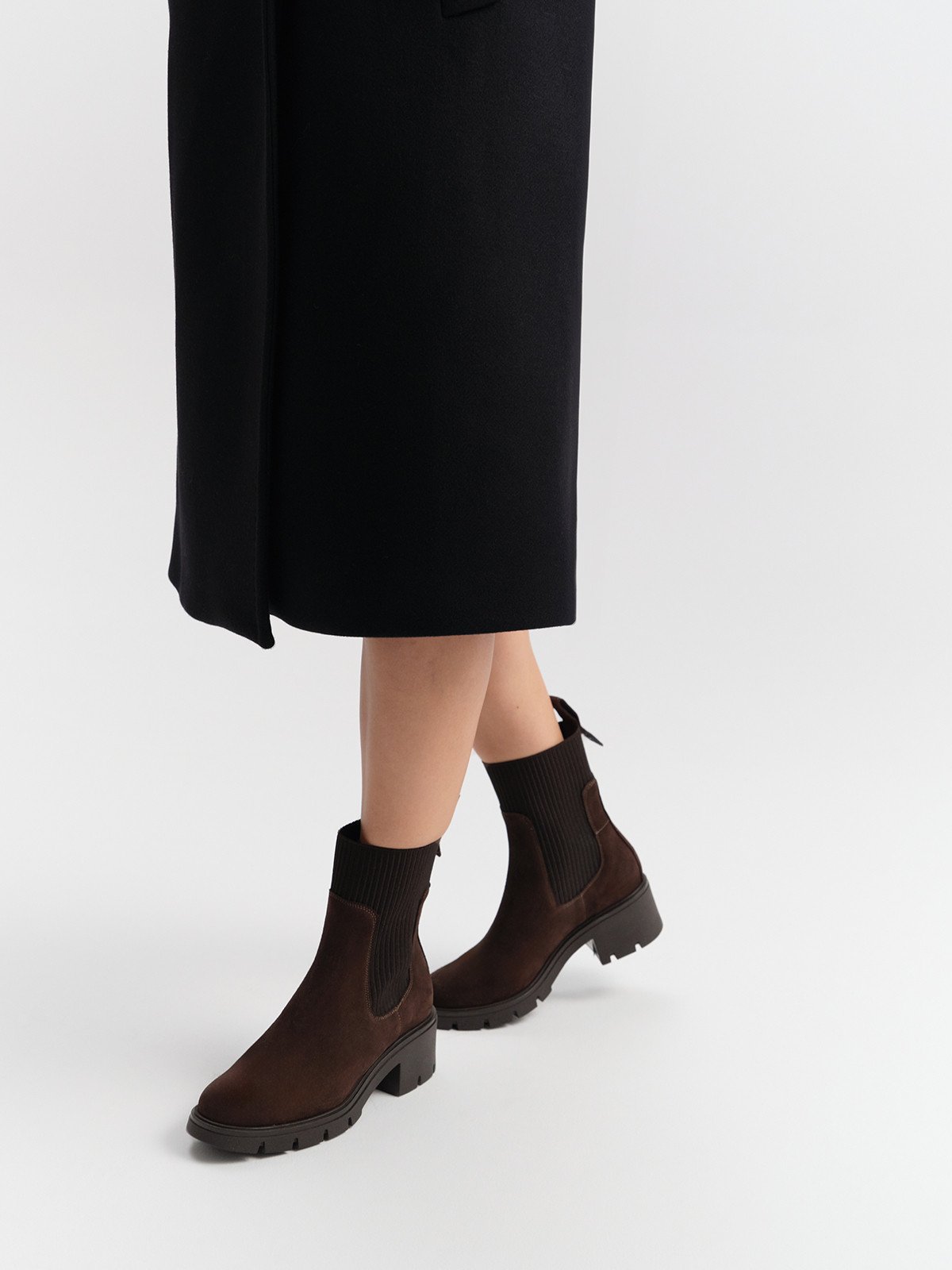 Brązowe, welurowe sztyblety z ozdobną gumą