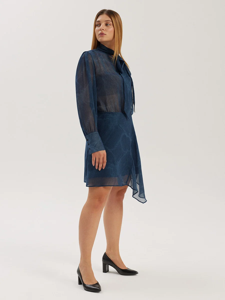 Czarne czółenka na słupku