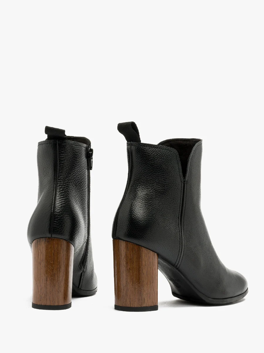 Czarne botki na drewnianym obcasie
