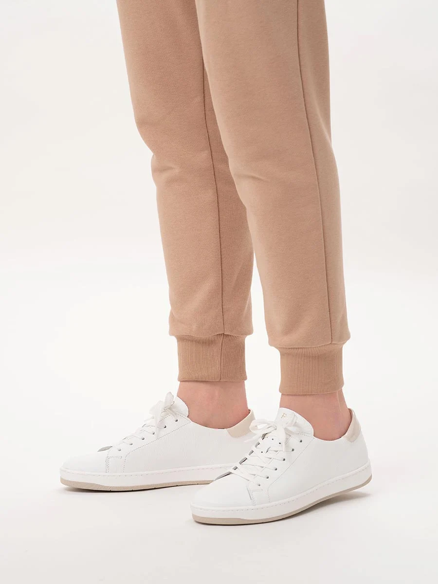 Białe sportowe półbuty