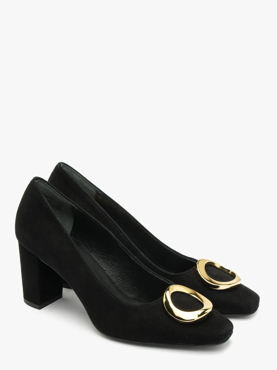 Czarne czółenka ze złotą ozdobą na cholewce