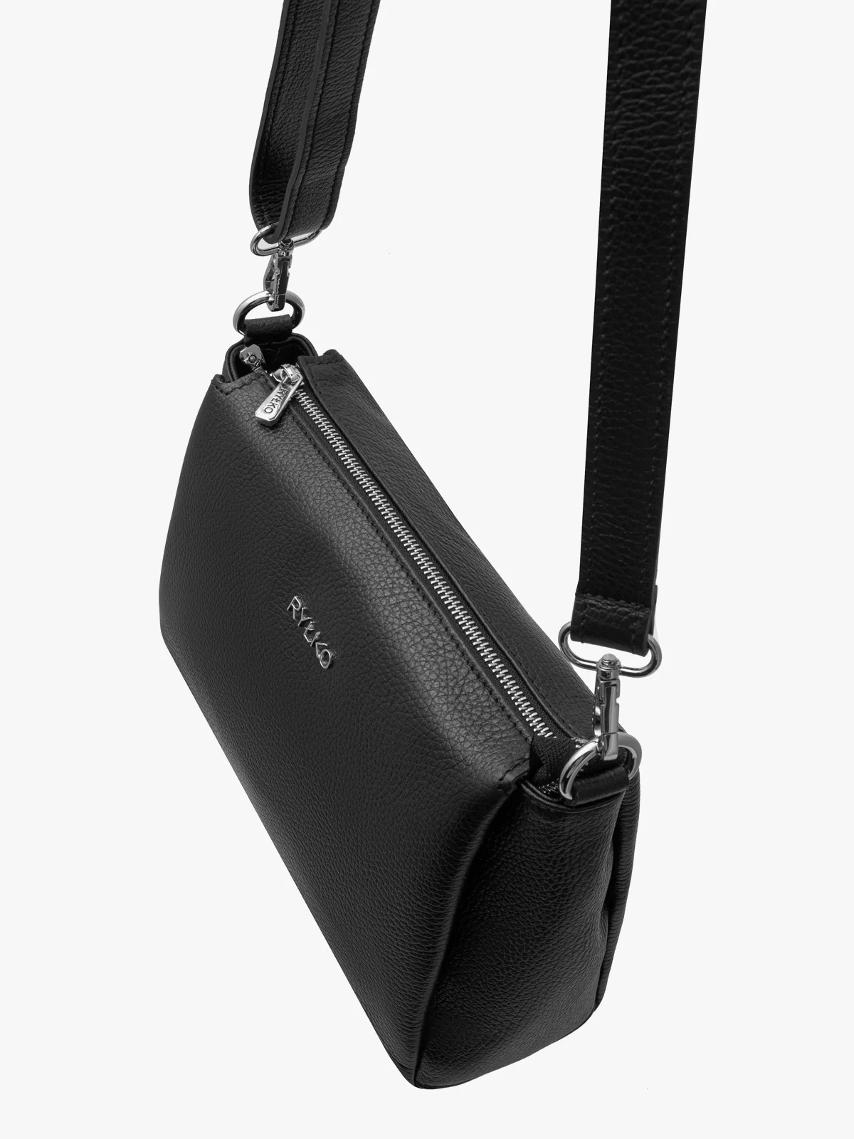 Czarna torebka z regulowanym paskiem