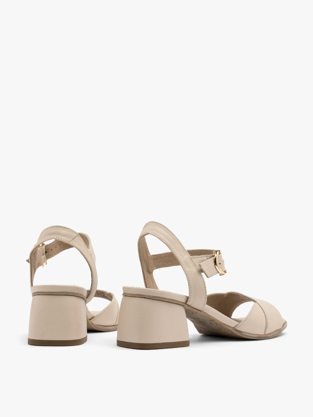 Sandały w kremowym kolorze na niskim obcasie