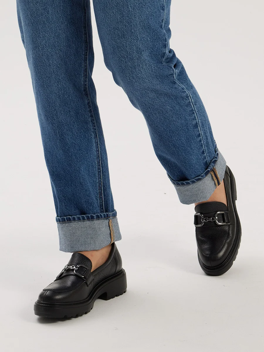 Czarne mokasyny z ozdobą