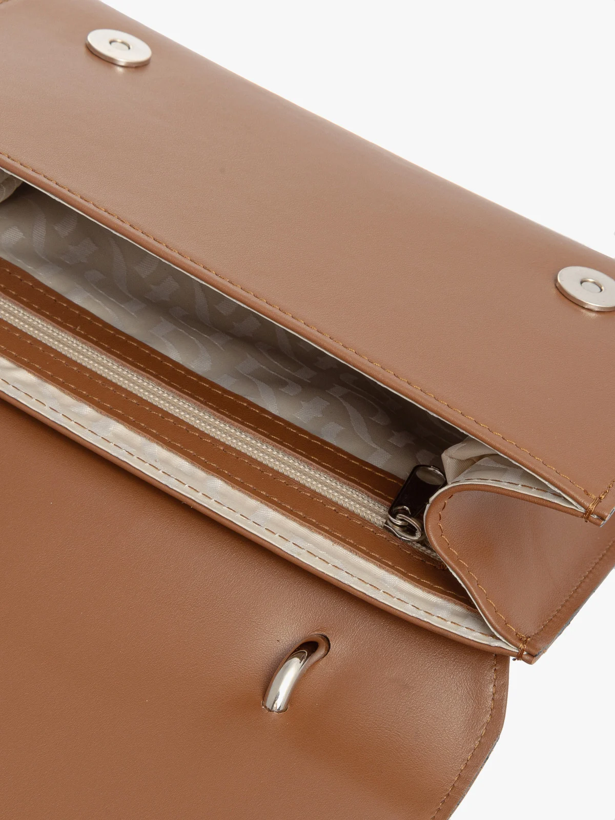 Brązowa torebka typu kopertówka na srebrnym łańcuszku