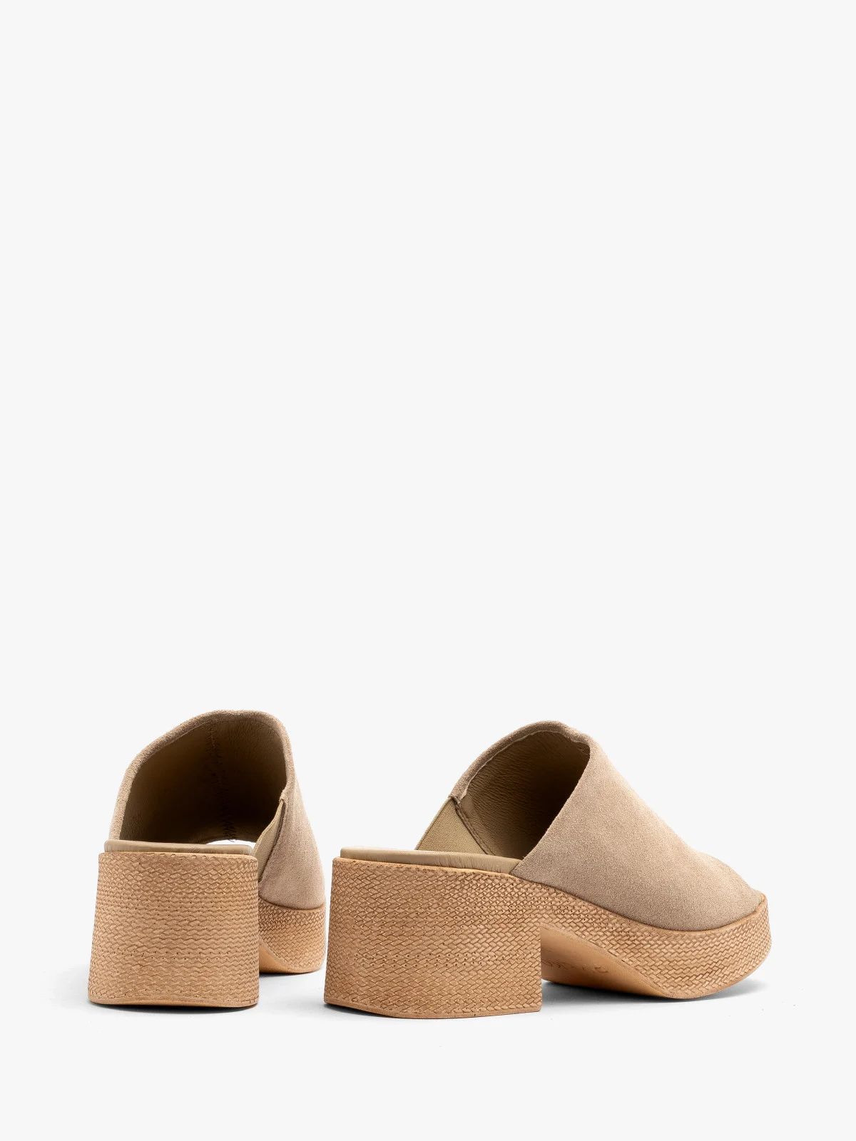 Piaskowe klapki na platformie