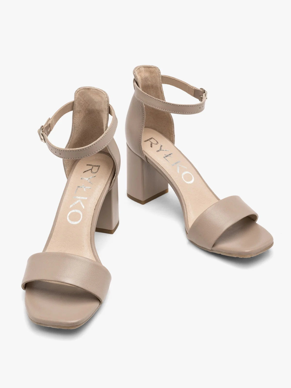 Beżowe sandały na słupku