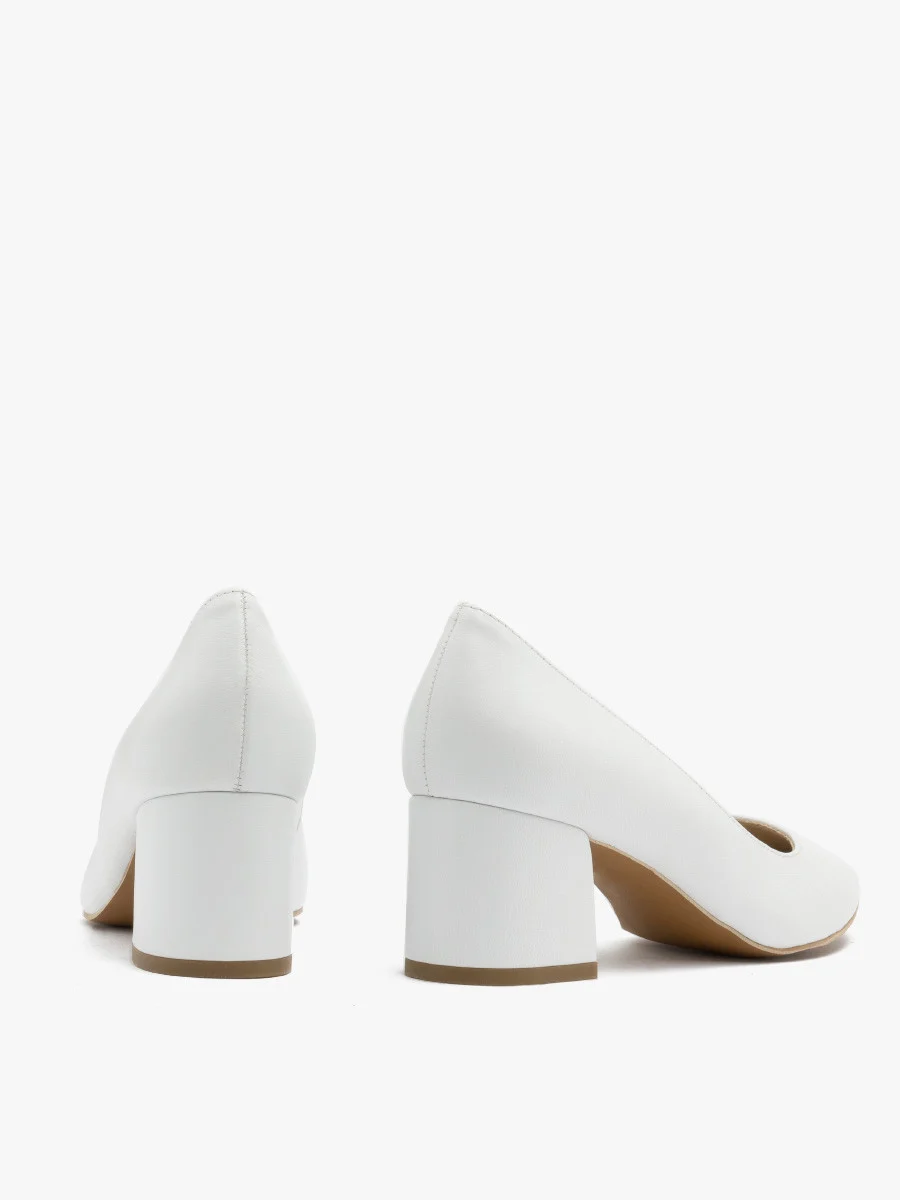 Białe czółenka na masywnym obcasie