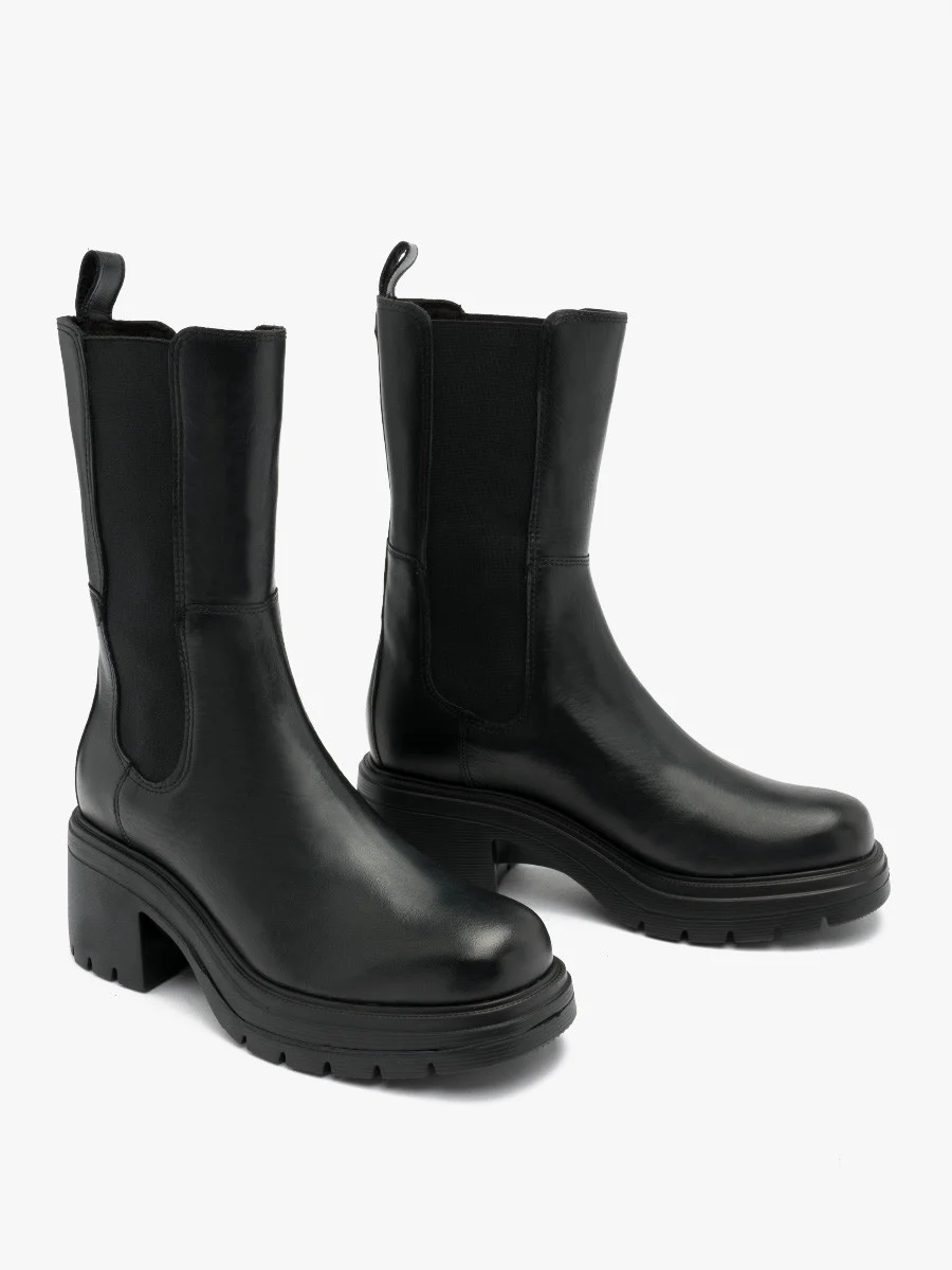 Czarne sztyblety z gumą na cholewce