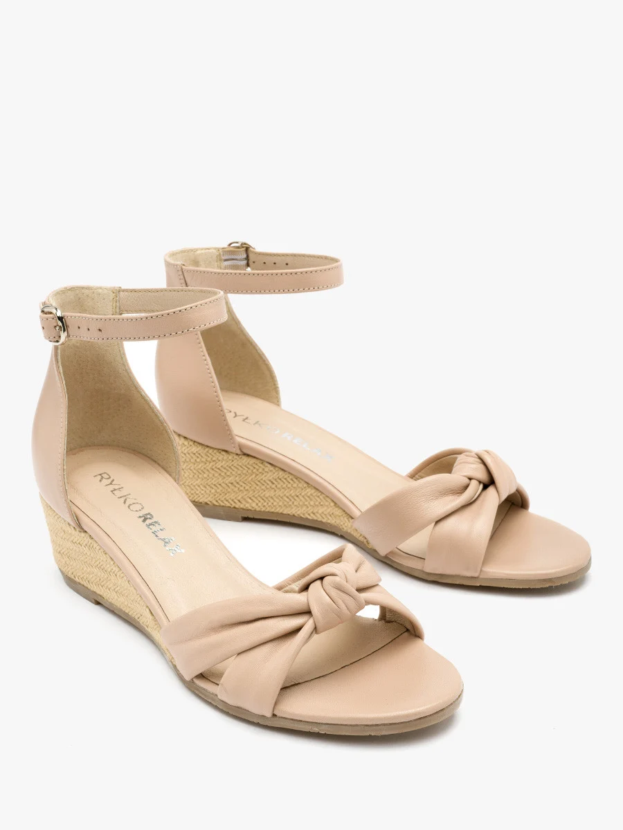 Beżowe sandały na klinie