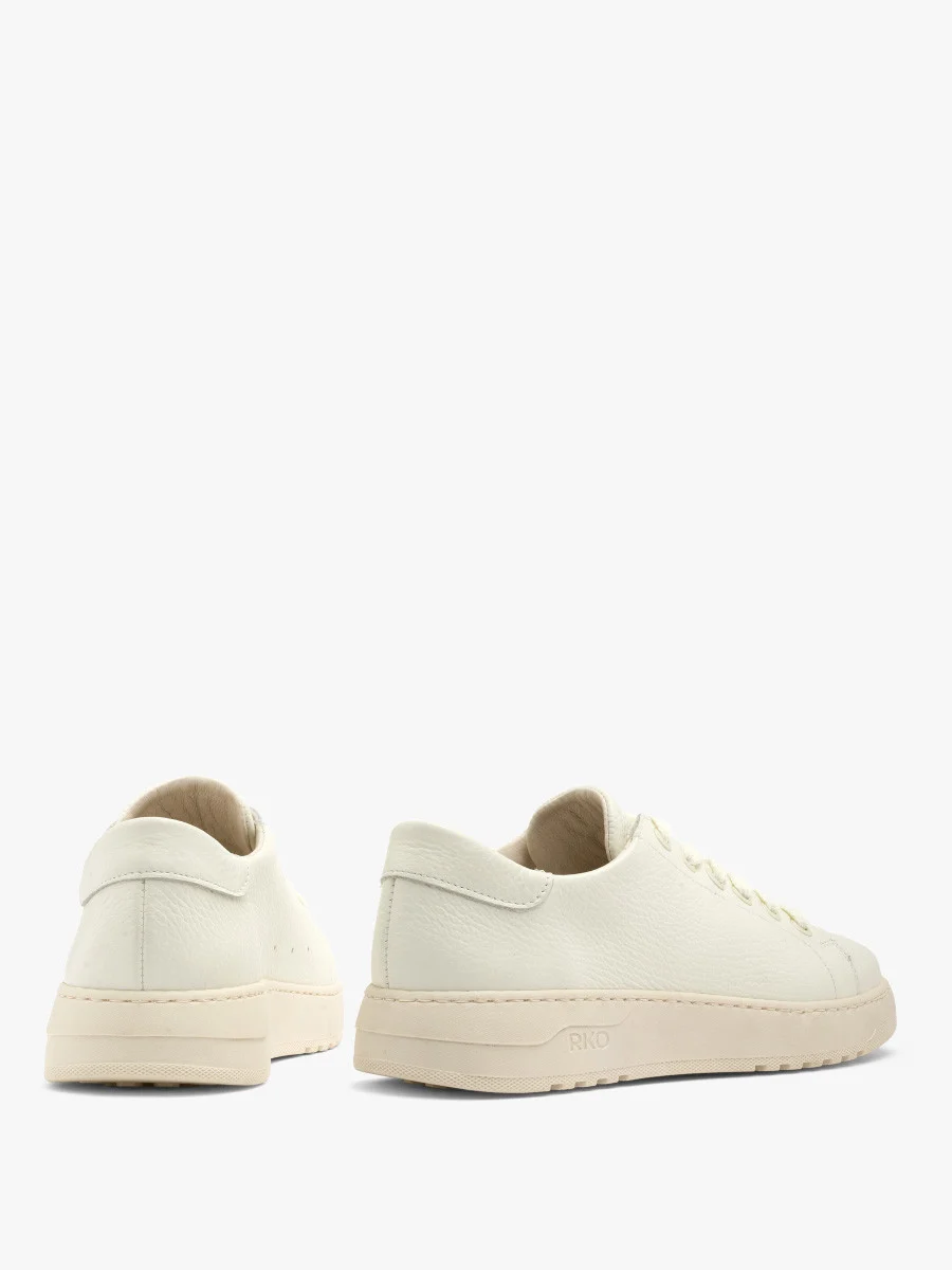 Białe półbuty sportowe na kremowym spodzie