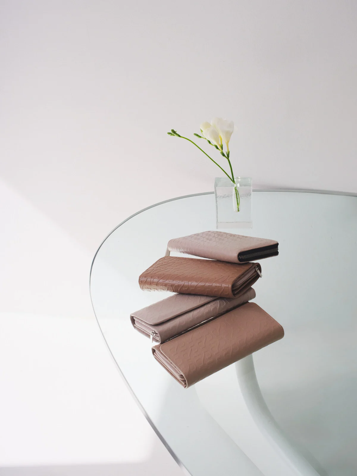 Beżowy portfel damski w ozdobne wytłoczenia