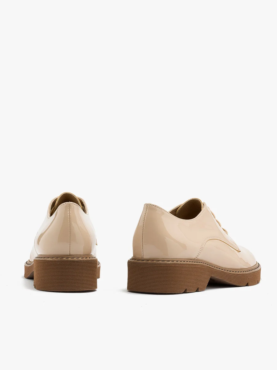 Kremowe, lakierowane półbuty