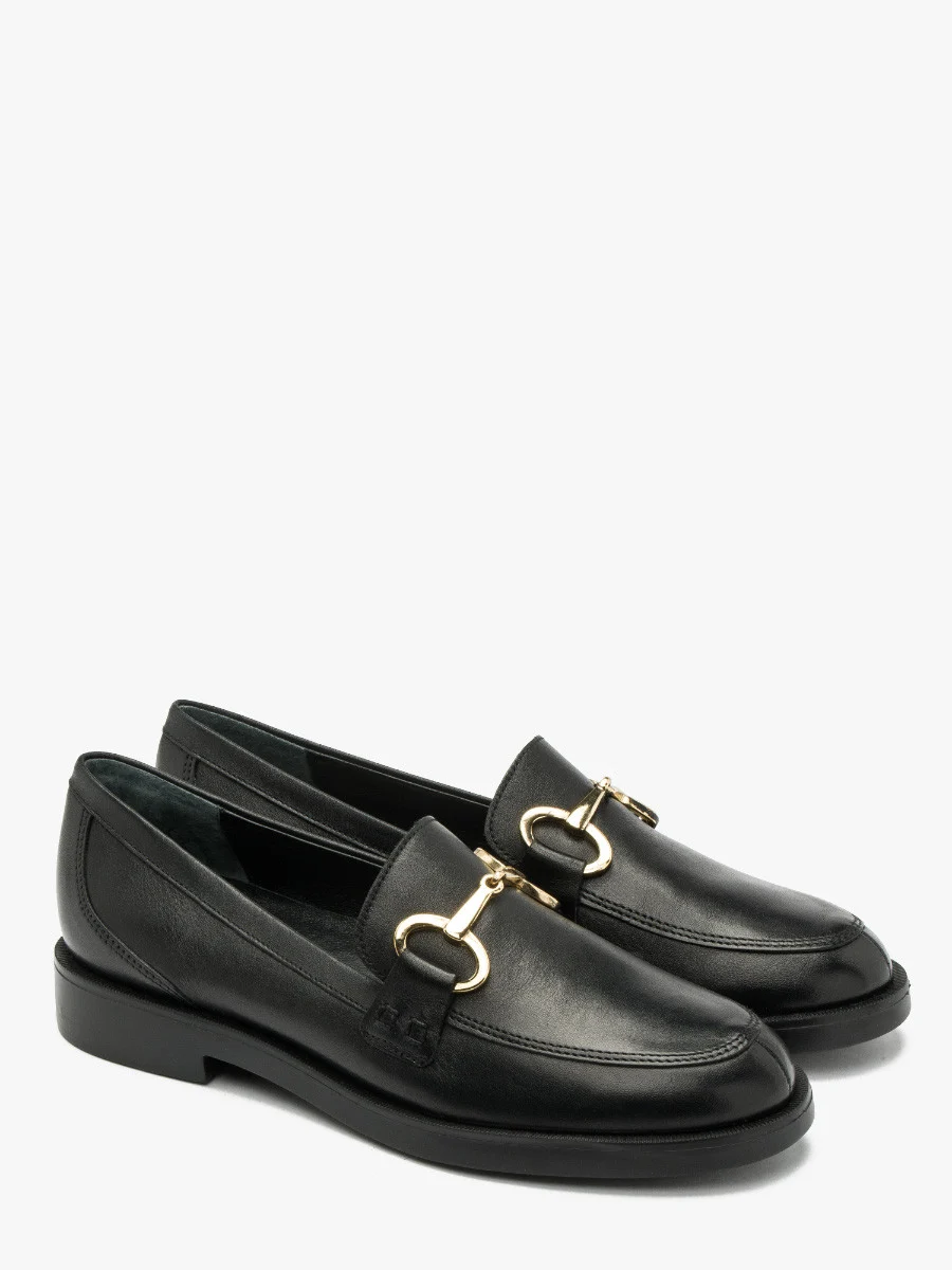 Czarne mokasyny ze złotą ozdobą