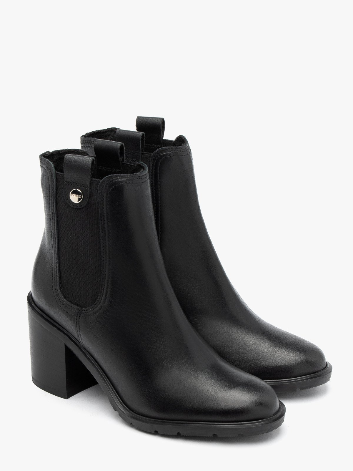 Czarne sztyblety na masywnym klocku