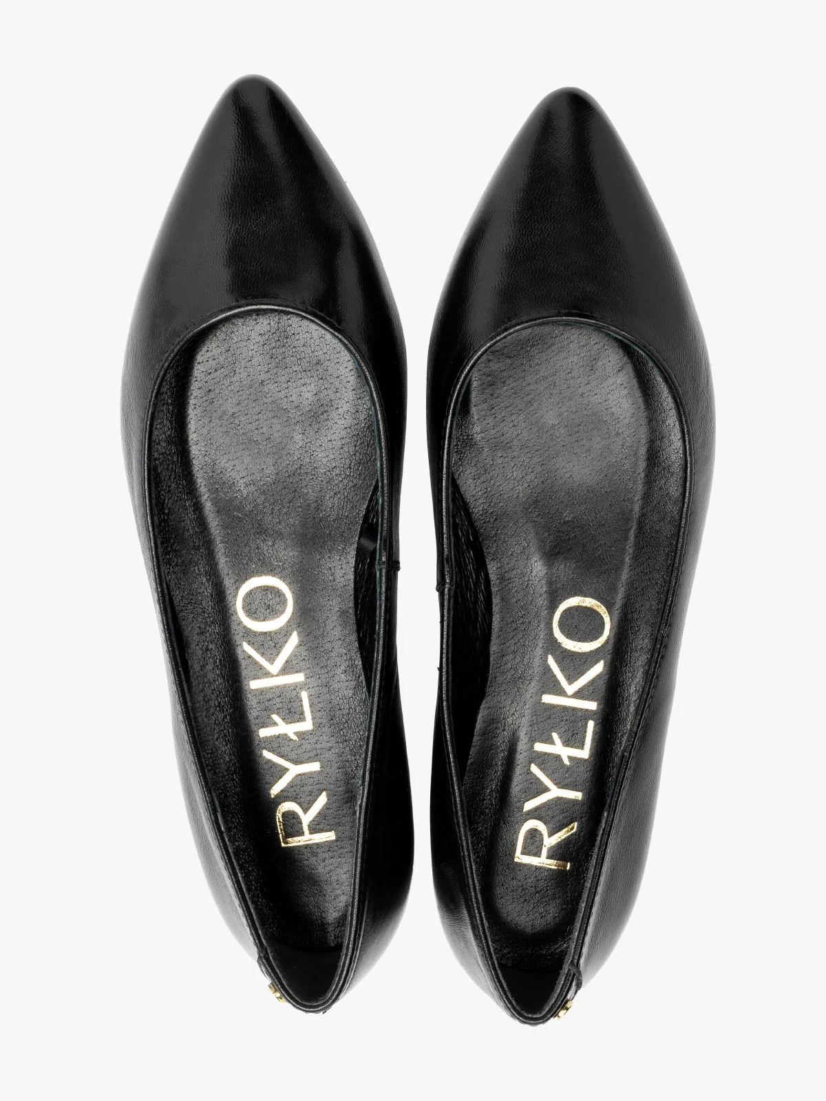 Czarna balerina z noskiem w szpic na niskim obcasie