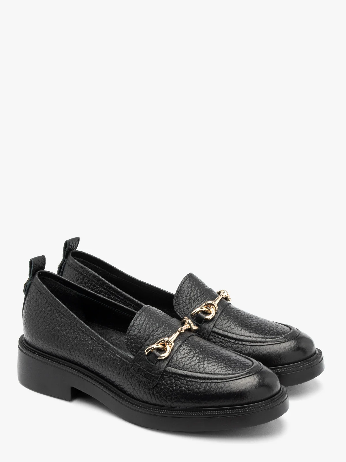 Czarne mokasyny z dekoracyjną, złotą ozdobą
