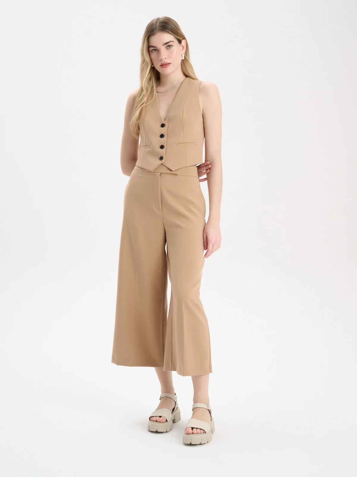 Kremowe sandały ze srebrną sprzączką