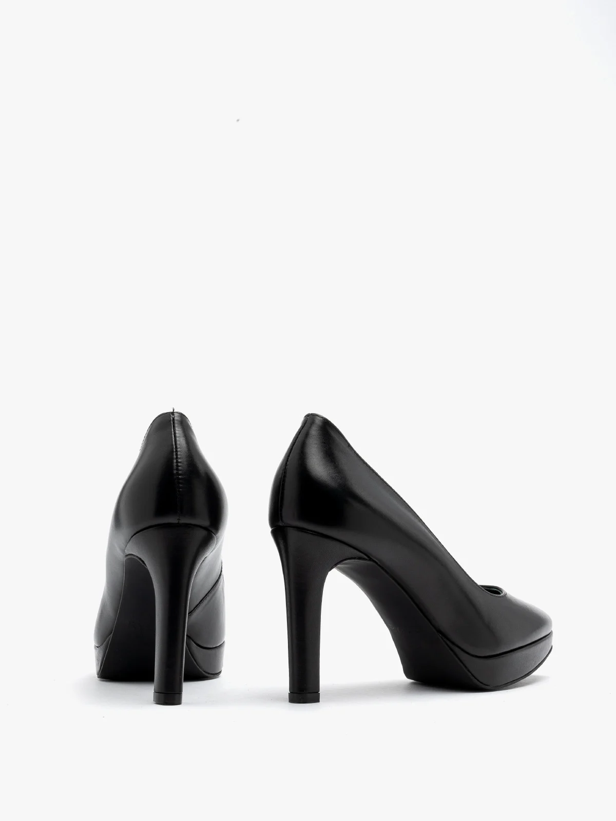 Czarne czółenko na wysokim obcasie oraz balu