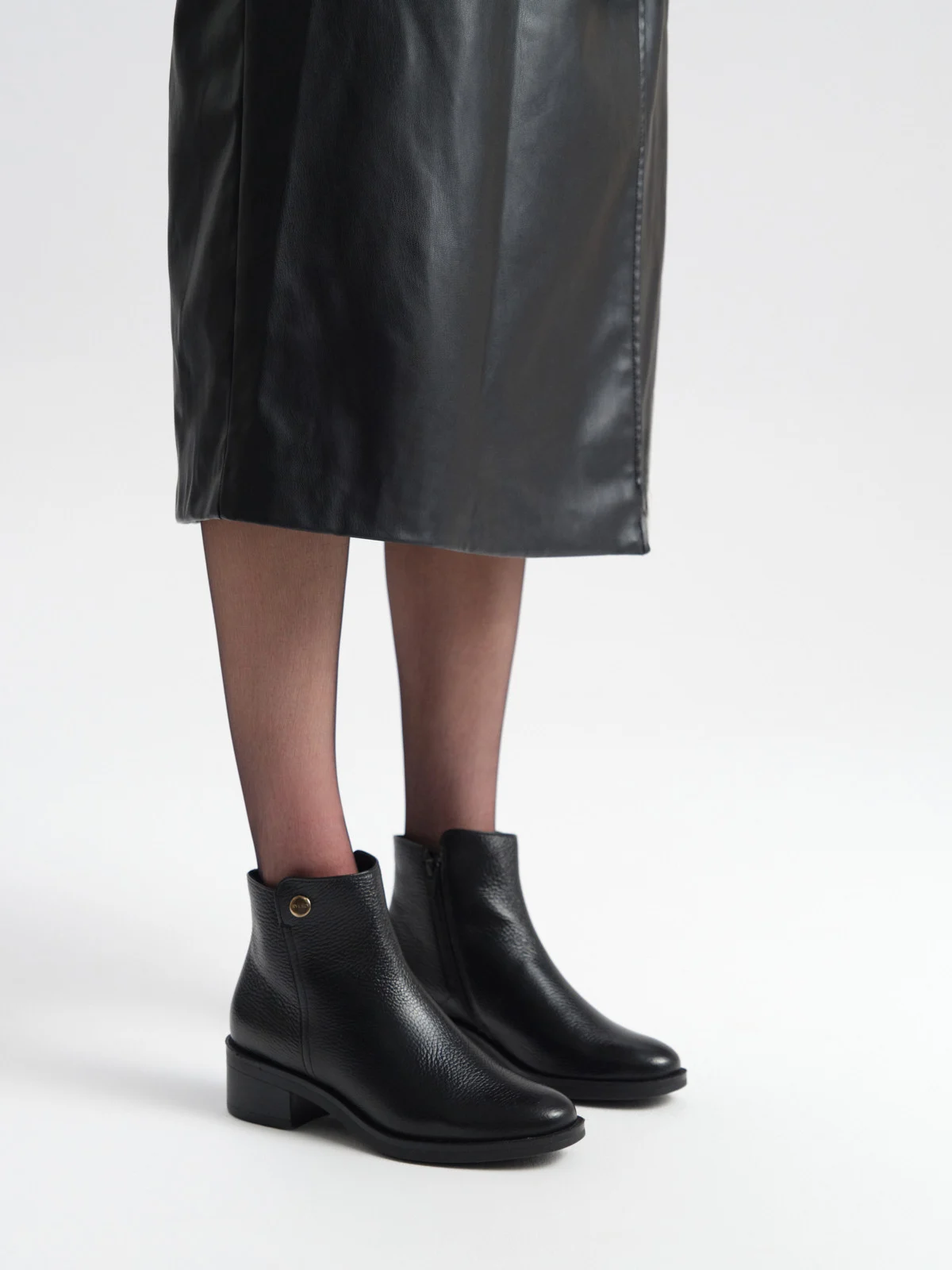 Czarne, klasyczne botki damskie